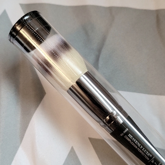 IT COSMETICS | HEAVENLY LUXE COMPLEXION PERFECTION NO. 7 BRUSH - Picture 5 of 6